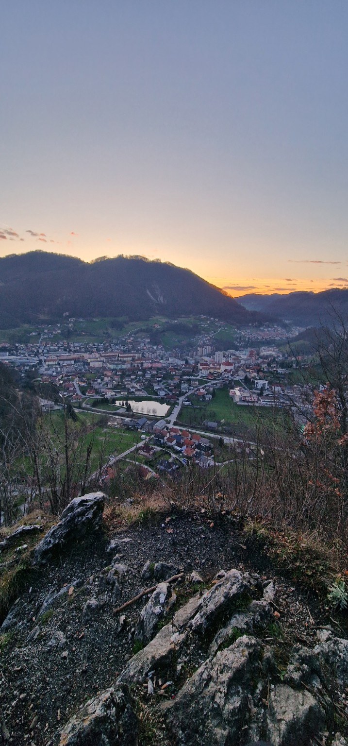 Pogled na Zagorje ob Savi z razgledne točke ob sončnem zahodu
